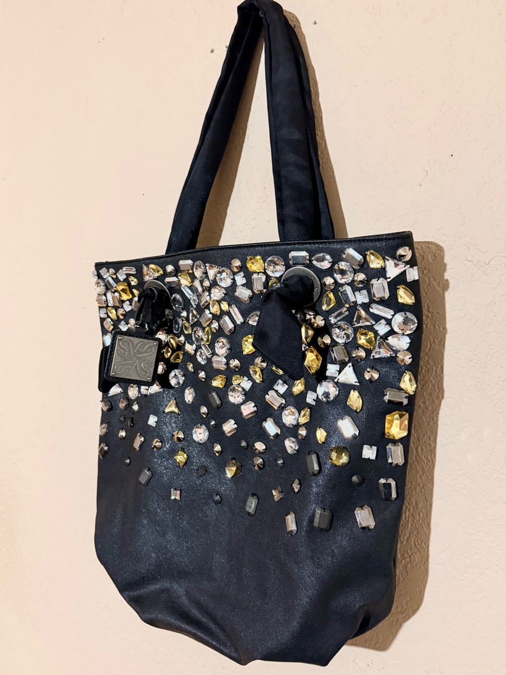 Vera Wang Black Tote with Faceted Crystal Embellishments.
Brand new!
Never worn!
